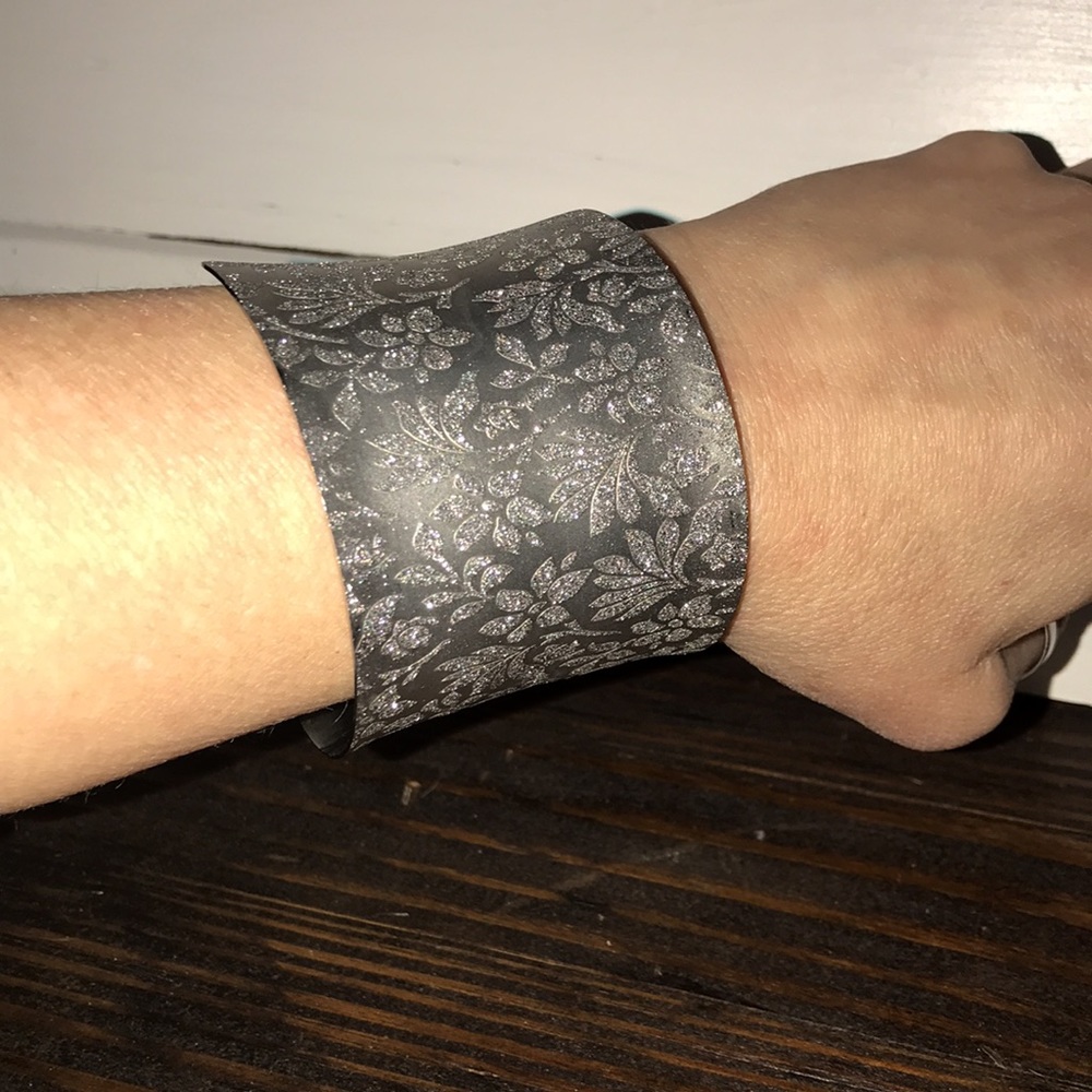 Pink Box-etched sparkle floral design stainless steel cuff-Beautiful!! NWT - Picture 9 of 9